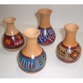 Vase péruvien peint en céramique