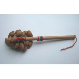 Percussion en tissage et graines kenari sur un baton