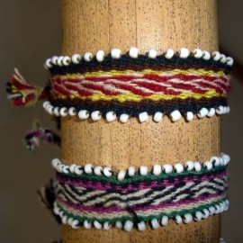 Bracelets tissés avec perles blanches sur le coté