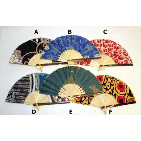 Eventails de Bali taille moyenne en tissu batik et bambou